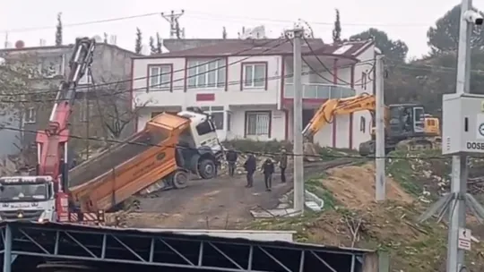 Yük boşaltan kamyon askıda kaldı