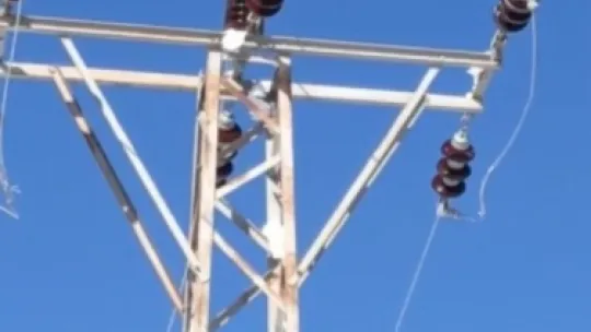 Yüksekova'da elektrik direkleri buz tuttu