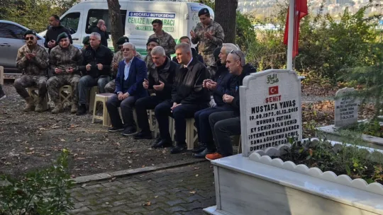 Yüksekova şehidi Gölcük'te kabri başında dualarla anıldı