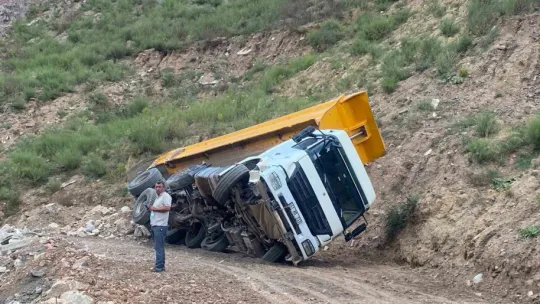 Yükü ağır gelen kamyon yan yattı: Sürücü ölümden döndü