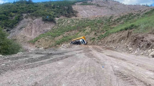 Yükü ağır gelen kamyon yan yattı: Sürücü ölümden döndü