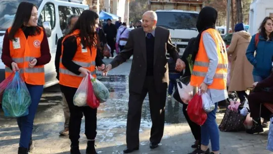Yükünü taşıyamayan kim varsa yardım ettiler