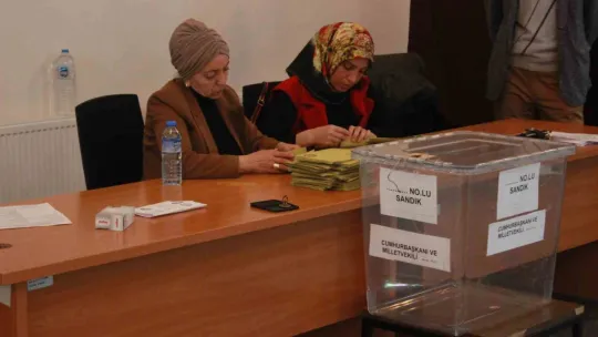Gümrük kapılarında oy kullanma işlemi başladı