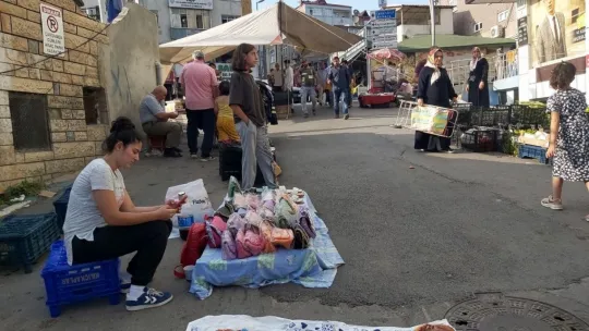 Yurt dışında eğitim hayali için pazarda tezgah açıyor