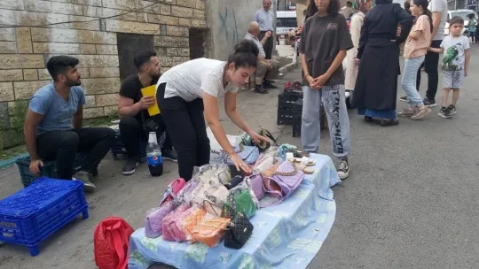 Yurt dışında eğitim hayali için pazarda tezgah açıyor