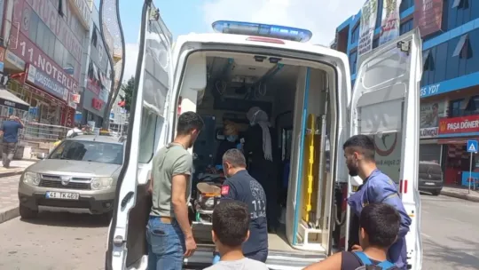 Dengesini kaybetti, kafasını kaldırıma çarptı