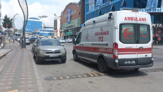 Dengesini kaybetti, kafasını kaldırıma çarptı