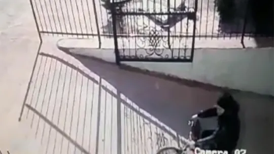 Yürüyerek geldi, ayakkabıları ve bisikleti çalarak kaçtı