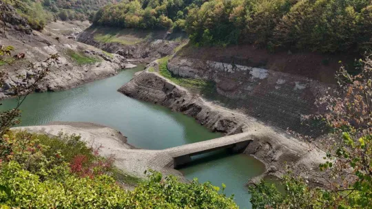 Yuvacık Barajı'nda korkutan seviye: Eski köprü göründü