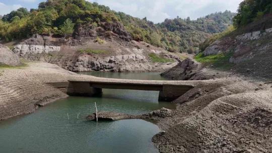 Yuvacık Barajı'nda korkutan seviye: Eski köprü göründü