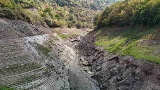 Yuvacık Barajı'nda korkutan seviye: Eski köprü göründü