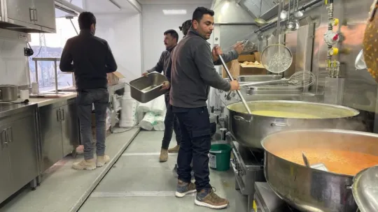 Yüz binlerce kişiye sıcak yemek ikramı