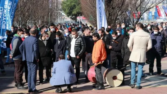 Yüzde 60 zammı davul zurna eşliğinde kutladılar