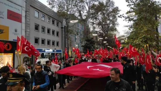 Yüzlerce izci 99 metrelik Türk bayrağını sloganlarla taşıdı