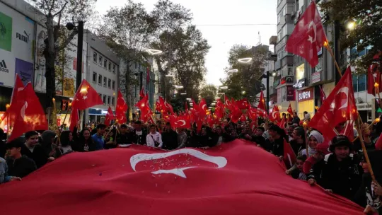 Yüzlerce izci 99 metrelik Türk bayrağını sloganlarla taşıdı
