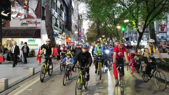 Yüzlerce izci 99 metrelik Türk bayrağını sloganlarla taşıdı