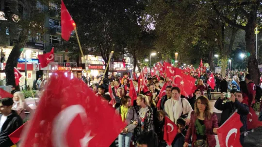 Yüzlerce izci 99 metrelik Türk bayrağını sloganlarla taşıdı