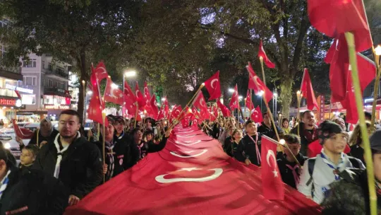 Yüzlerce izci 99 metrelik Türk bayrağını sloganlarla taşıdı