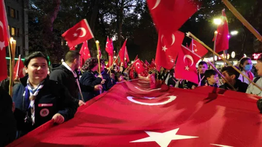 Yüzlerce izci 99 metrelik Türk bayrağını sloganlarla taşıdı