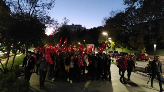 Yüzlerce izci 99 metrelik Türk bayrağını sloganlarla taşıdı