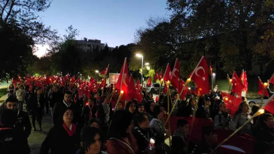 Yüzlerce izci 99 metrelik Türk bayrağını sloganlarla taşıdı