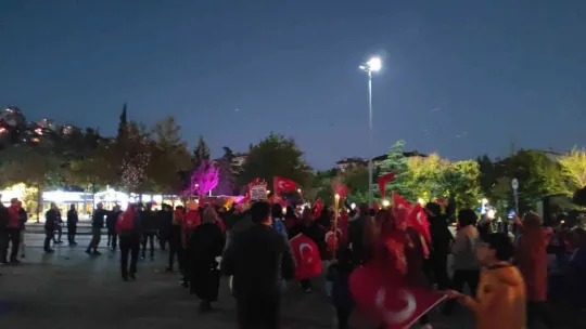 Yüzlerce izci 99 metrelik Türk bayrağını sloganlarla taşıdı