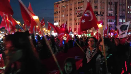 Yüzlerce izci 99 metrelik Türk bayrağını sloganlarla taşıdı