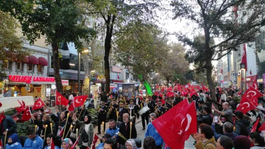 Yüzlerce izci 99 metrelik Türk bayrağını sloganlarla taşıdı