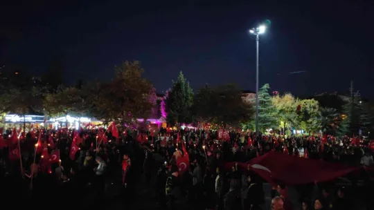 Yüzlerce izci 99 metrelik Türk bayrağını sloganlarla taşıdı