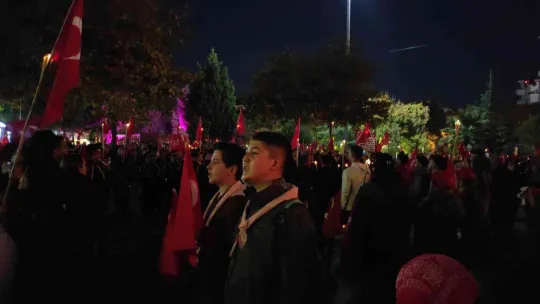 Yüzlerce izci 99 metrelik Türk bayrağını sloganlarla taşıdı