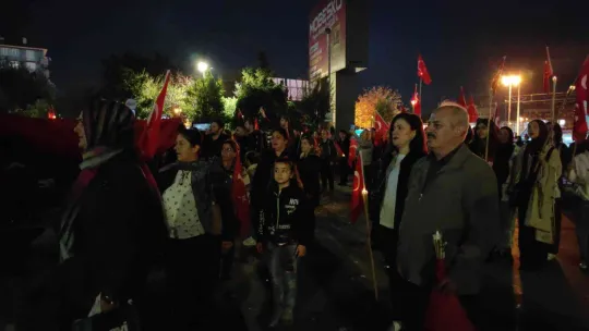 Yüzlerce izci 99 metrelik Türk bayrağını sloganlarla taşıdı
