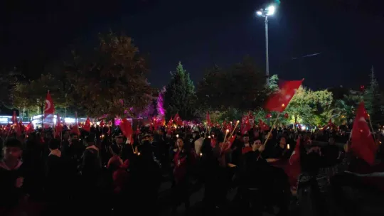 Yüzlerce izci 99 metrelik Türk bayrağını sloganlarla taşıdı