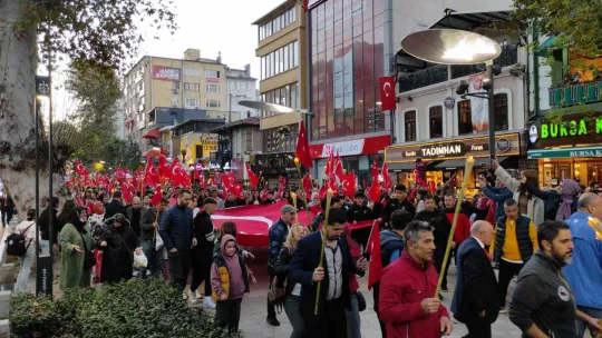 Yüzlerce izci 99 metrelik Türk bayrağını sloganlarla taşıdı