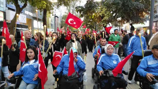 Yüzlerce izci 99 metrelik Türk bayrağını sloganlarla taşıdı