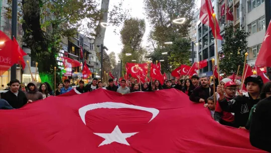 Yüzlerce izci 99 metrelik Türk bayrağını sloganlarla taşıdı