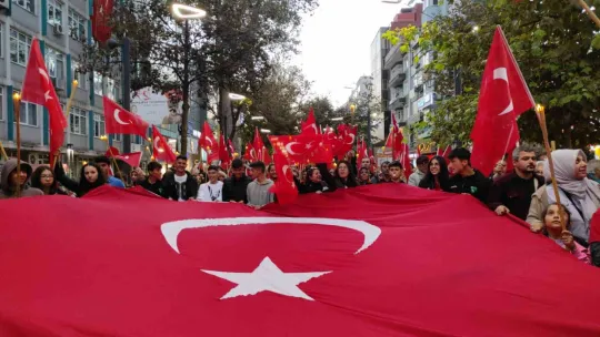 Yüzlerce izci 99 metrelik Türk bayrağını sloganlarla taşıdı