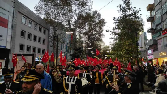 Yüzlerce izci 99 metrelik Türk bayrağını sloganlarla taşıdı