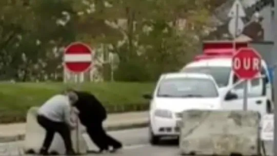 Yüzlerce kilo ağırlığındaki beton bariyeri böyle ittiler