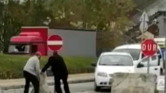 Yüzlerce kilo ağırlığındaki beton bariyeri böyle ittiler