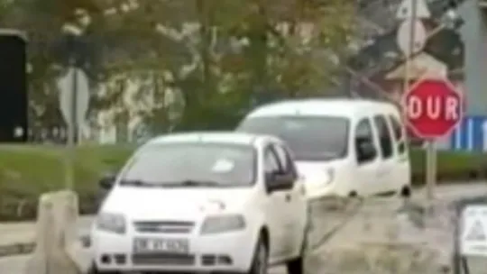 Yüzlerce kilo ağırlığındaki beton bariyeri böyle ittiler