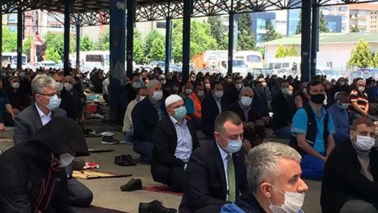 Yüzlerce kişi eski perşembe pazarında namaz kıldı