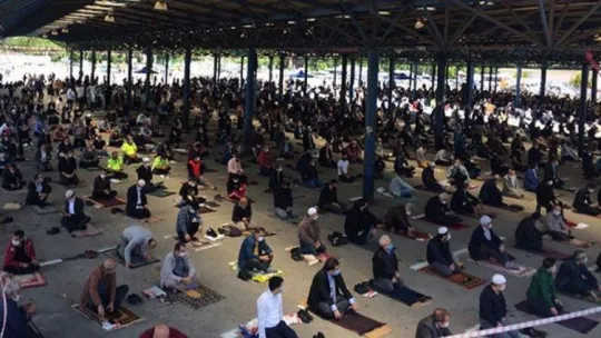 Yüzlerce kişi eski perşembe pazarında namaz kıldı