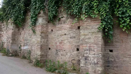 Yüzlerce yıllık tarihe sprey boya
