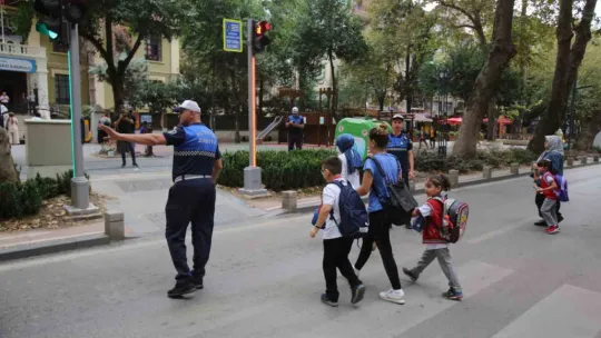 Zabıta ekipleri okul önlerinde göreve başlıyor