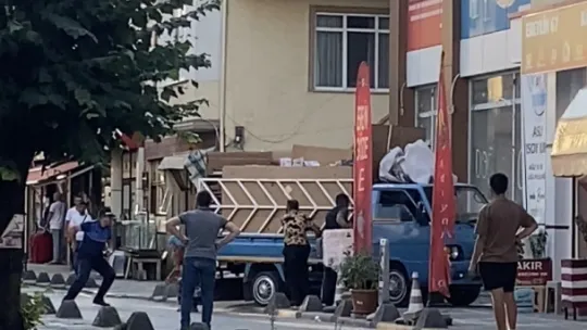 Zabıta ile karton toplayıcıları arasında tekmeli yumruklu kavga