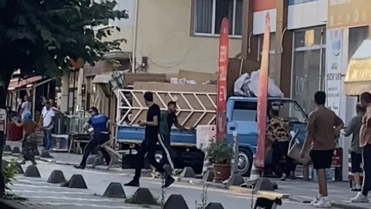 Zabıta ile karton toplayıcıları arasında tekmeli yumruklu kavga