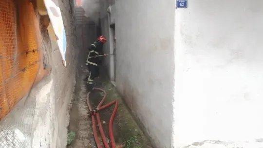 Zemin katta çıkan yangında ekipler evde yaşlı adamı aradı