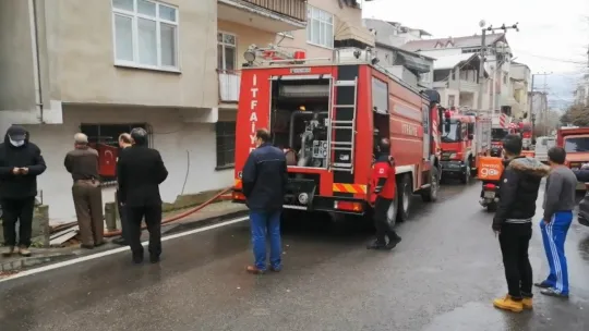 Zemin katta çıkan yangında ekipler evde yaşlı adamı aradı