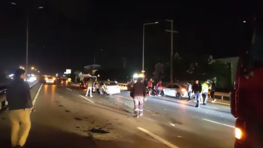 Zincirleme kaza sonrası ortalık savaş alanına döndü: 2 yaralı