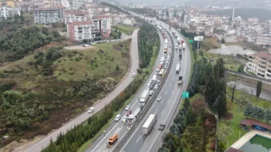 Zincirleme kaza sonrasında Kocaeli TEM trafiğe kapandı!